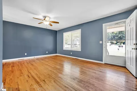 Living - 104 Mitchell St, Laurens, SC 29360 photo 1 of 7