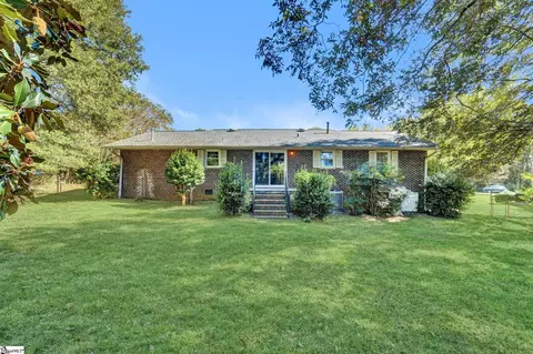 Exterior - 104 Mitchell St, Laurens, SC 29360 photo 2 of 12
