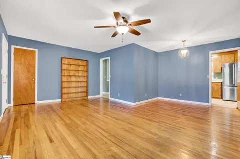 Living - 104 Mitchell St, Laurens, SC 29360 photo 4 of 7