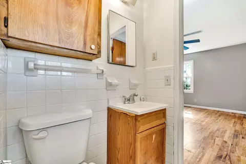 Bath - 104 Mitchell St, Laurens, SC 29360 photo 4 of 4