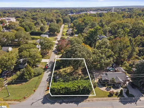 2 Edgewater Ln, Greenville, SC 29609