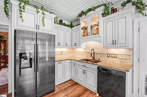 Kitchen - 246 Preston Dr, Moore, SC 29369 photo 3 of 6