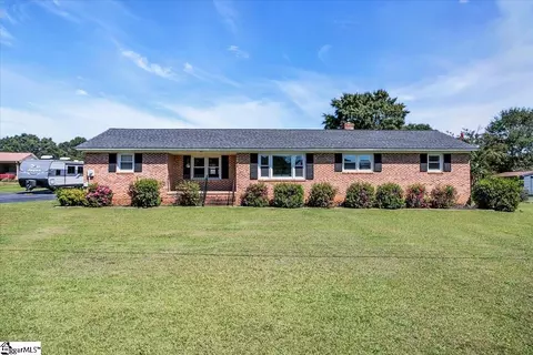 207 Lynn Ave, Laurens, SC 29360