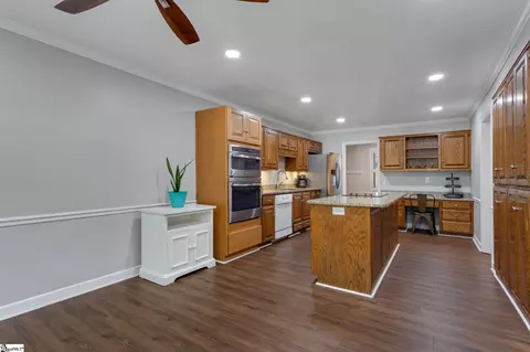 Kitchen - 145 Commodore Dr, Duncan, SC 29334 photo 2 of 4