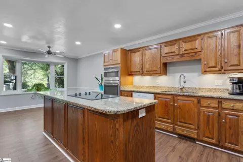 Kitchen - 145 Commodore Dr, Duncan, SC 29334 photo 3 of 4