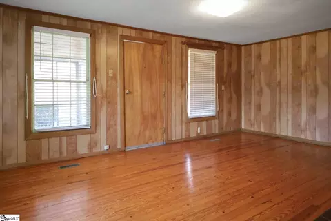 Living - 820 Gaines St, Central, SC 29630 photo 4 of 5