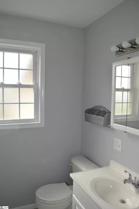 Bath - 1006 Hampton Rd, Lyman, SC 29365 photo 2 of 3