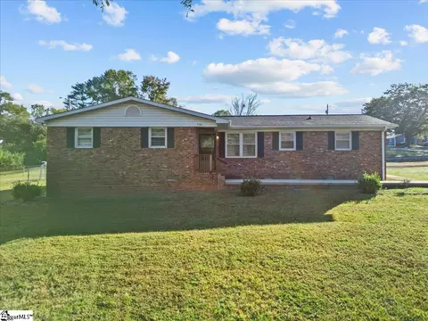 161 Oak St, Boiling Springs, SC 29316