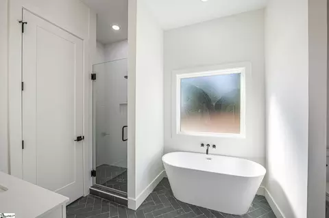 Bath - 508 Barnett Rd, Greer, SC 29651 photo 2 of 5