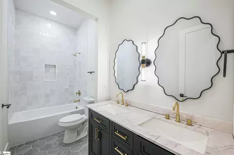 Bath - 508 Barnett Rd, Greer, SC 29651 photo 4 of 5