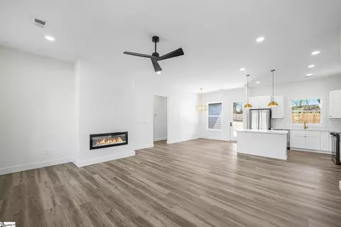 Living - 508 Barnett Rd, Greer, SC 29651 photo 2 of 3
