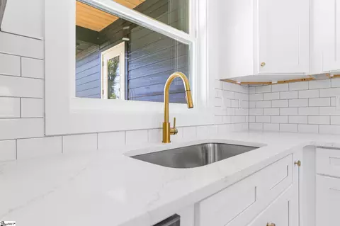 Kitchen - 508 Barnett Rd, Greer, SC 29651 photo 4 of 5