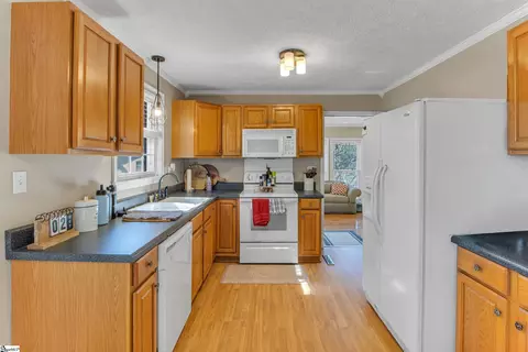 8 Pinecrest Dr, Williamston, SC 29697 photo 9