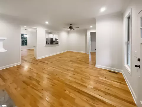 Living - 173 Pearson St, Moore, SC 29369 photo 2 of 7