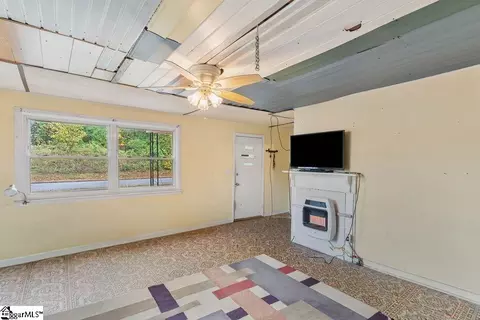 Living - 309 Flat Dr, Buffalo, SC 29321 photo 2 of 3