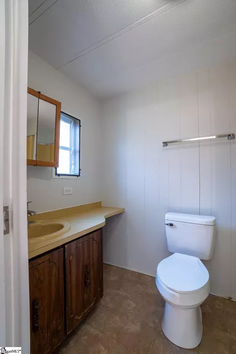 Bath - 209 Riverbluff Ext, Inman, SC 29349 photo 4 of 4