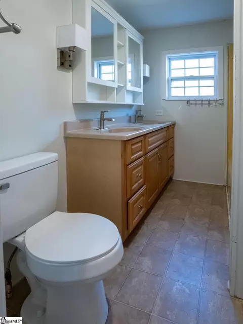 Bath - 209 Riverbluff Ext, Inman, SC 29349 photo 2 of 4