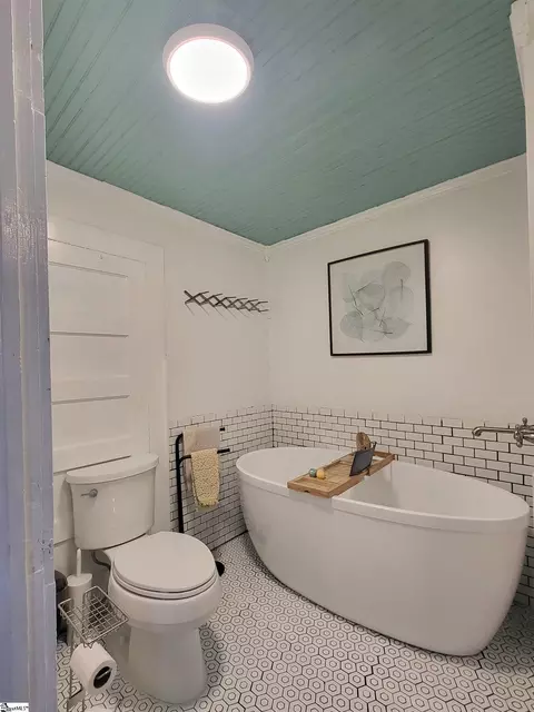 Bath - 210 E Fairview Ave, Greer, SC 29651 photo 2 of 4
