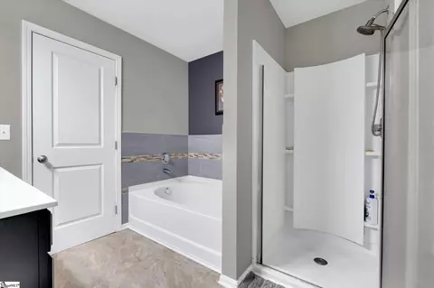 Bath - 659 Markham Cir, Moore, SC 29369 photo 2 of 3