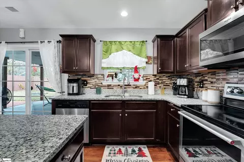 Kitchen - 659 Markham Cir, Moore, SC 29369 photo 3 of 6