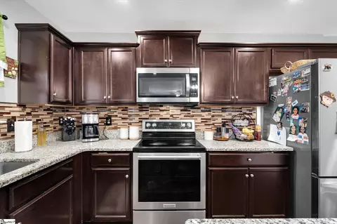 Kitchen - 659 Markham Cir, Moore, SC 29369 photo 6 of 6