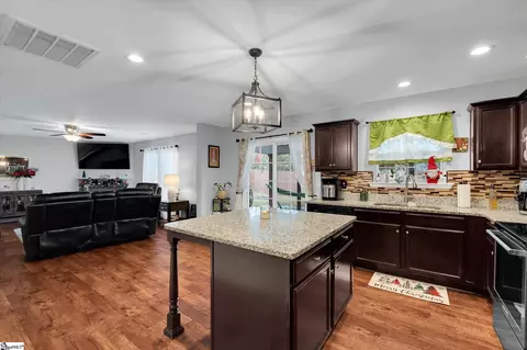 Kitchen - 659 Markham Cir, Moore, SC 29369 photo 4 of 6