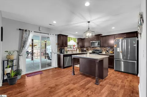 Kitchen - 659 Markham Cir, Moore, SC 29369 photo 2 of 6