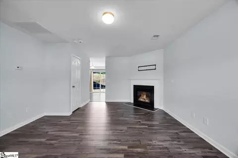 Living - 754 Markham Cir, Moore, SC 29369 photo 3 of 5