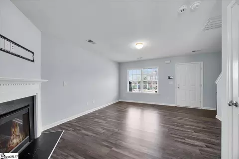 Living - 754 Markham Cir, Moore, SC 29369 photo 4 of 5