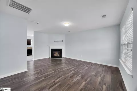 Living - 754 Markham Cir, Moore, SC 29369 photo 2 of 5