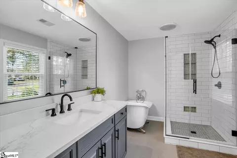 Bath - 400 Stone Ridge Rd, Greer, SC 29650 photo 2 of 4