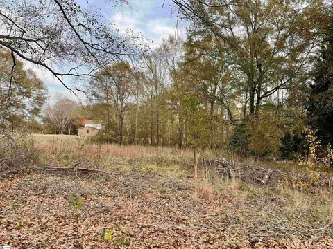 210 Lakeview Dr, Cowpens, SC 29330