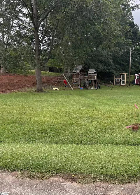 107 Riddle St, Laurens, SC 29630