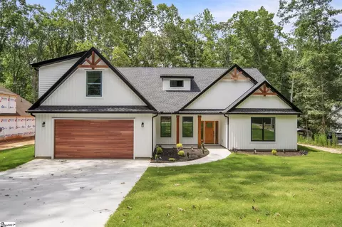 107 Circle Dr, Townville, SC 29689