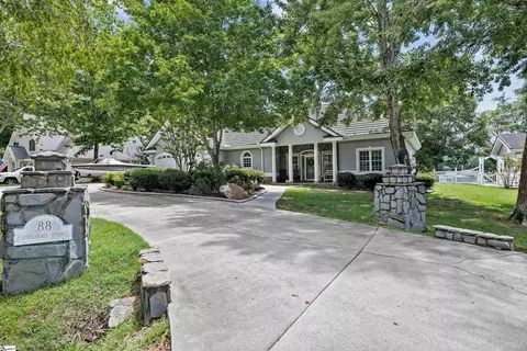 88 Summerset Point Dr, Cross Hill, SC 29332
