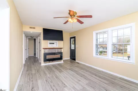 Living - 116 Johnson St, Duncan, SC 29334 photo 2 of 3