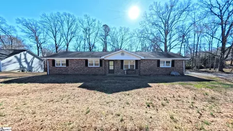 1202 Brookwood Dr, Boiling Springs, SC 29316