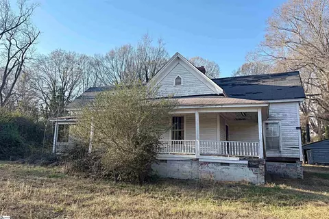 15 Ropp St, Gray Court, SC 29645