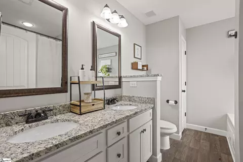 Bath - 540 Thomas Edwards Ln, Greer, SC 29651 photo 2 of 3