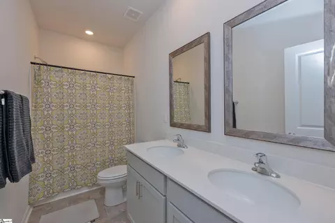 Bath - 525 Sapling Gap Rd, Greer, SC 29651 photo 3 of 3