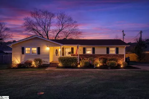 208 Agewood Dr, Simpsonville, SC 29680