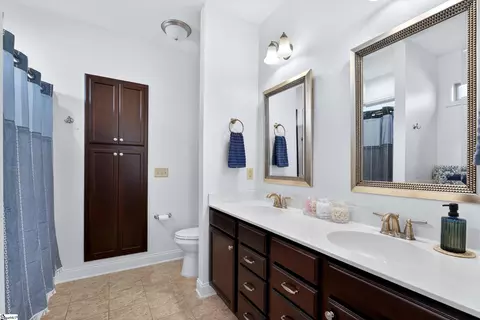 Bath - 716 Wynborne Ln, Moore, SC 29369 photo 3 of 4