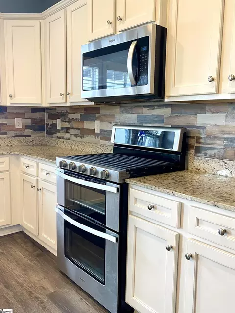Kitchen - 105 Viewmont Dr, Duncan, SC 29334 photo 2 of 5