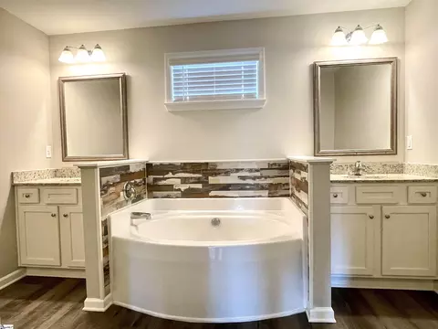 Bath - 105 Viewmont Dr, Duncan, SC 29334 photo 3 of 5