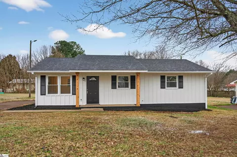 16 Ford Dr, Wellford, SC 29385