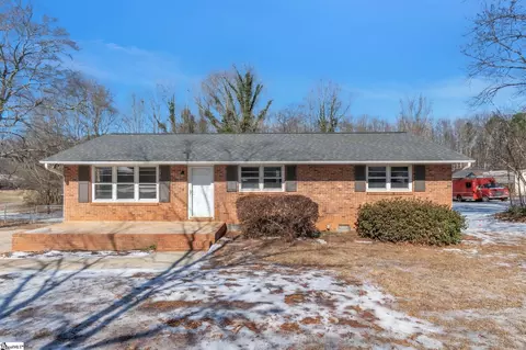 136 Crestview Dr, Cowpens, SC 29330