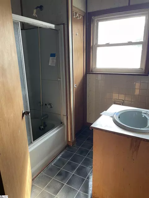 Bath - 4 Oak St, Ware Shoals, SC 29692 photo 1 of 2