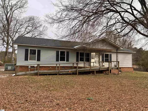 822 Ranch Rd, Laurens, SC 29360