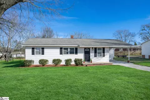106 Cloverdale Dr, Boiling Springs, SC 29316