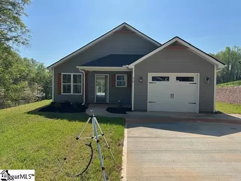 210 E Greenwood St, Landrum, SC 29356